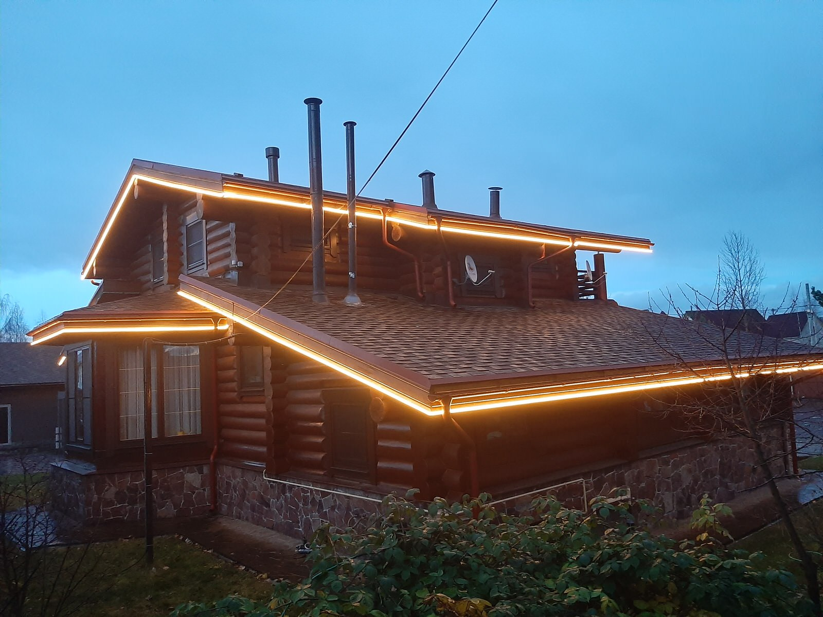 Монтаж автополива, укладка газона, монтаж неоновой гирлянды на крыше дома