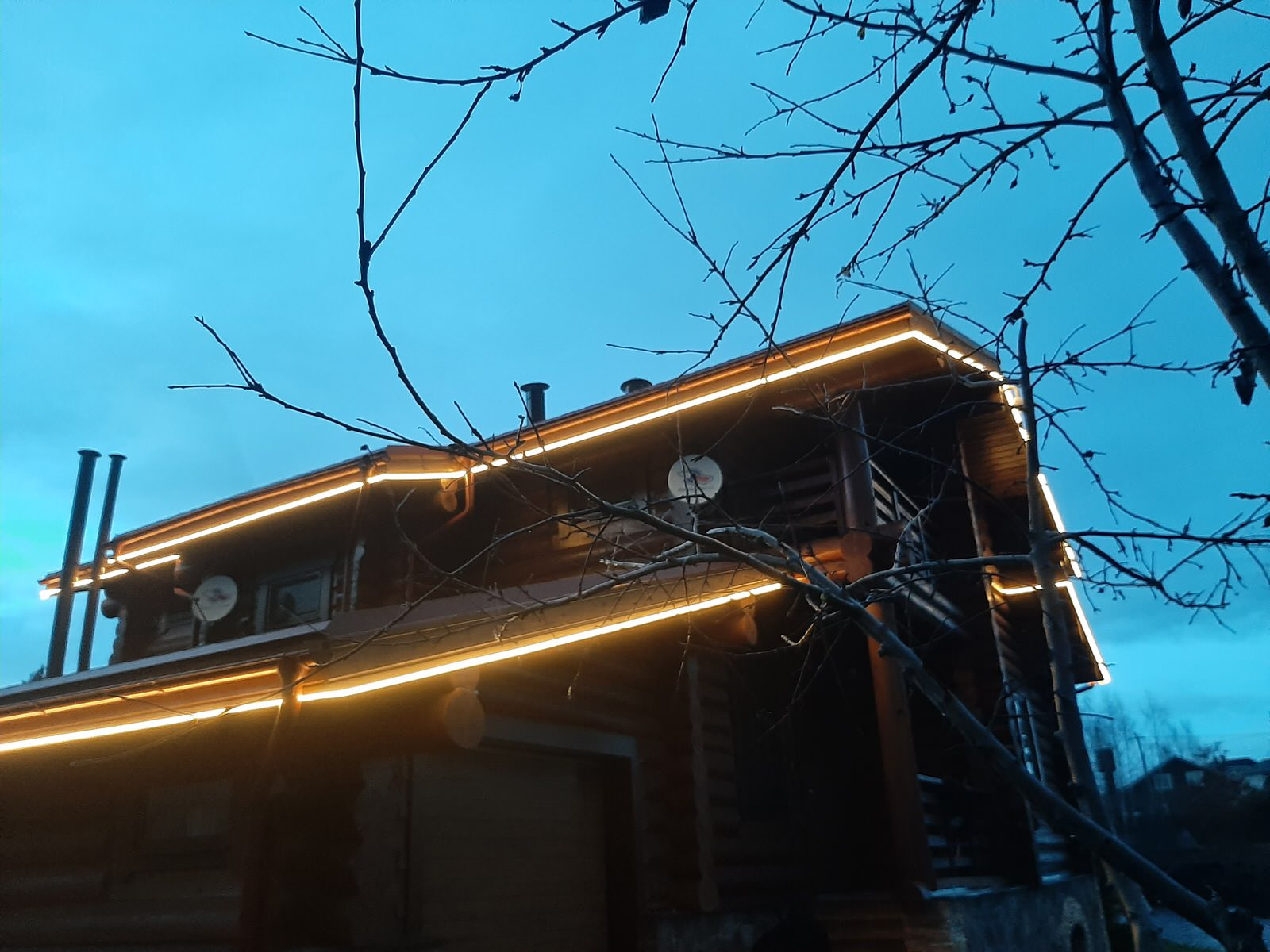 Монтаж автополива, укладка газона, монтаж неоновой гирлянды на крыше дома