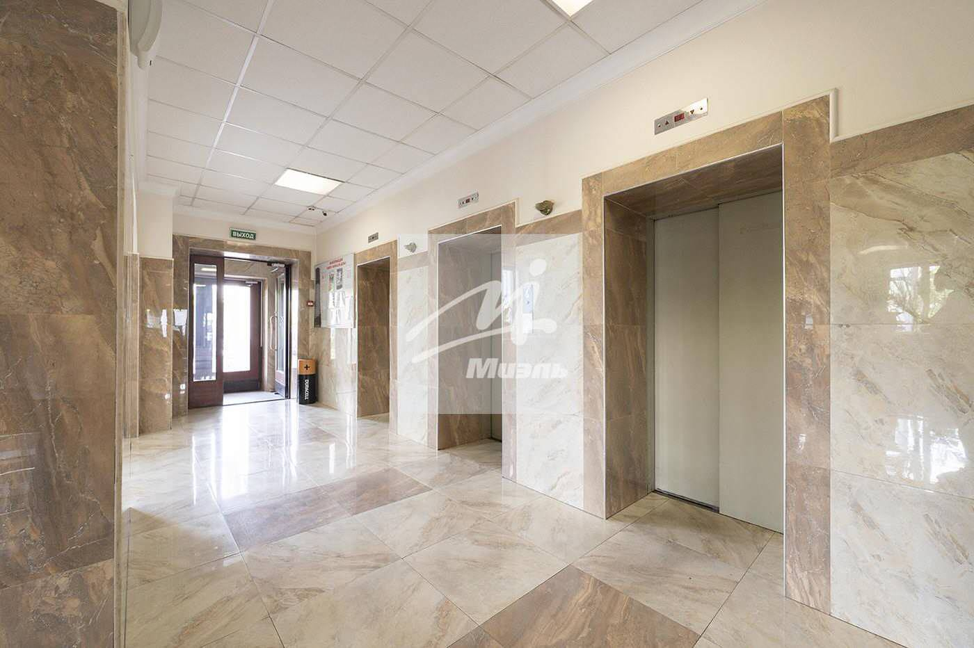 Холл в многоэтажном жилом доме Ходынское поле