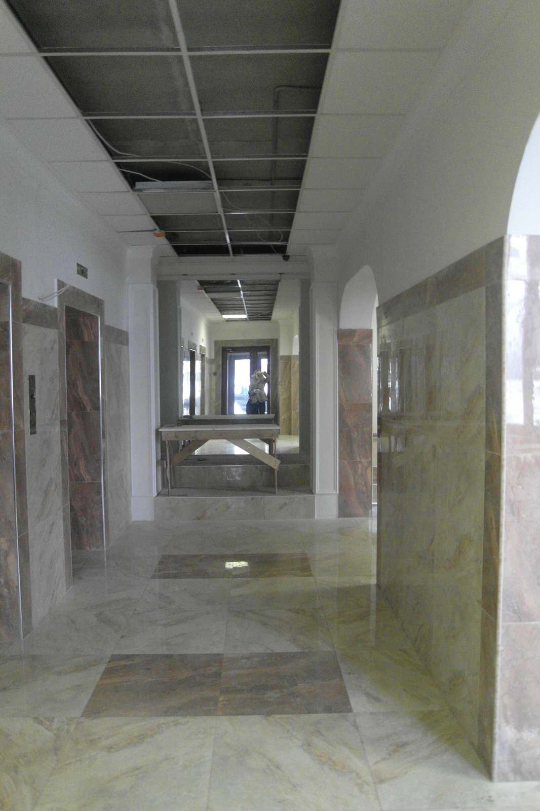 Холл в многоэтажном жилом доме Ходынское поле