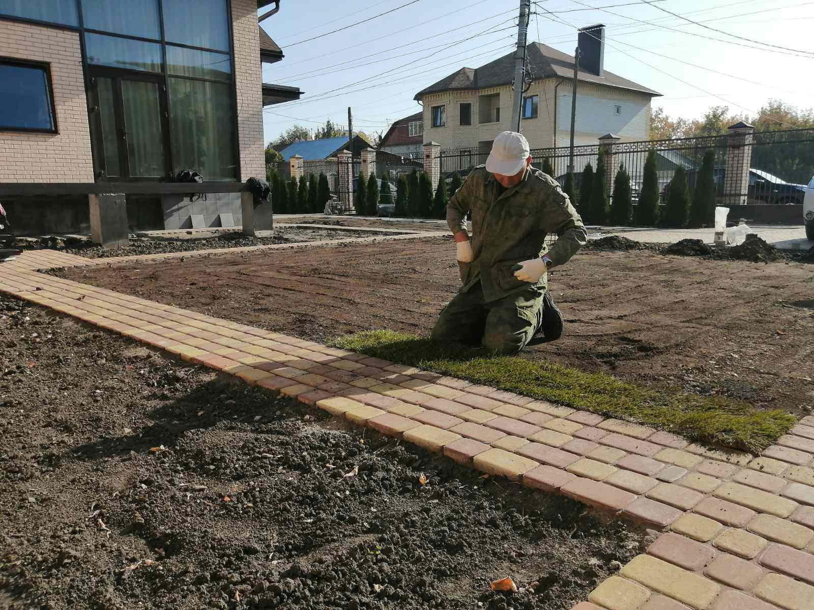 Укладка рулонного газона