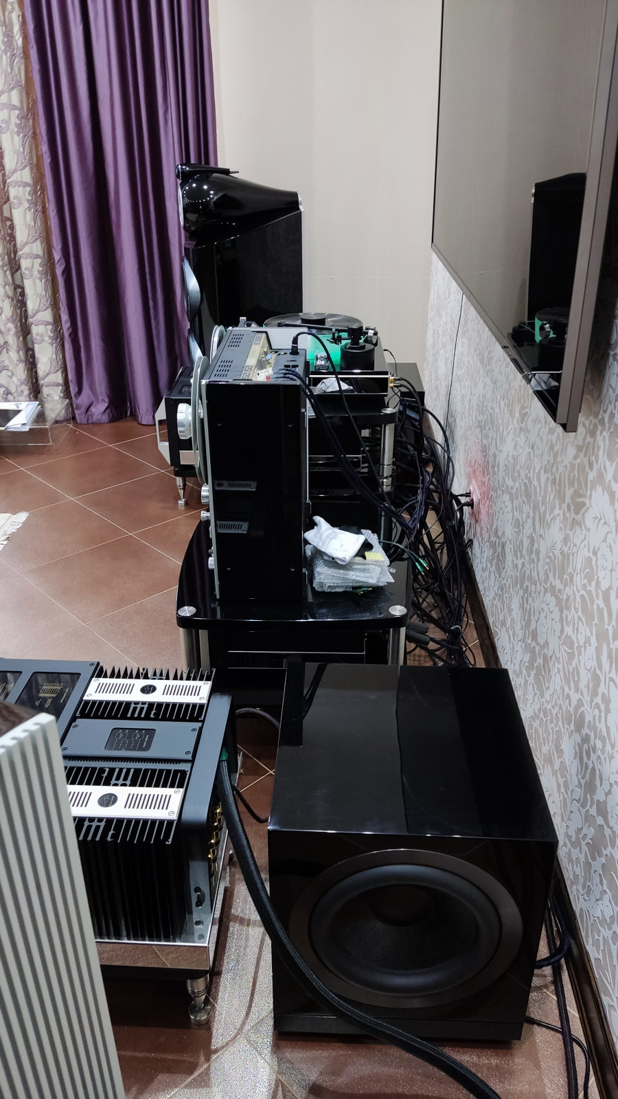 Интерьерное решение. Улучшение аудио-видео системы в готовом помещении.