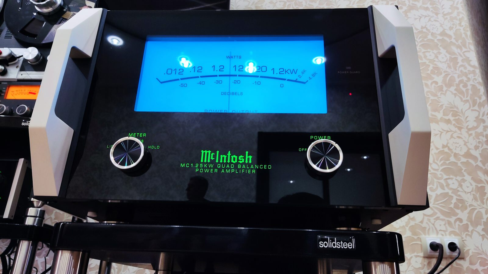 Интерьерное решение. Улучшение аудио-видео системы в готовом помещении.