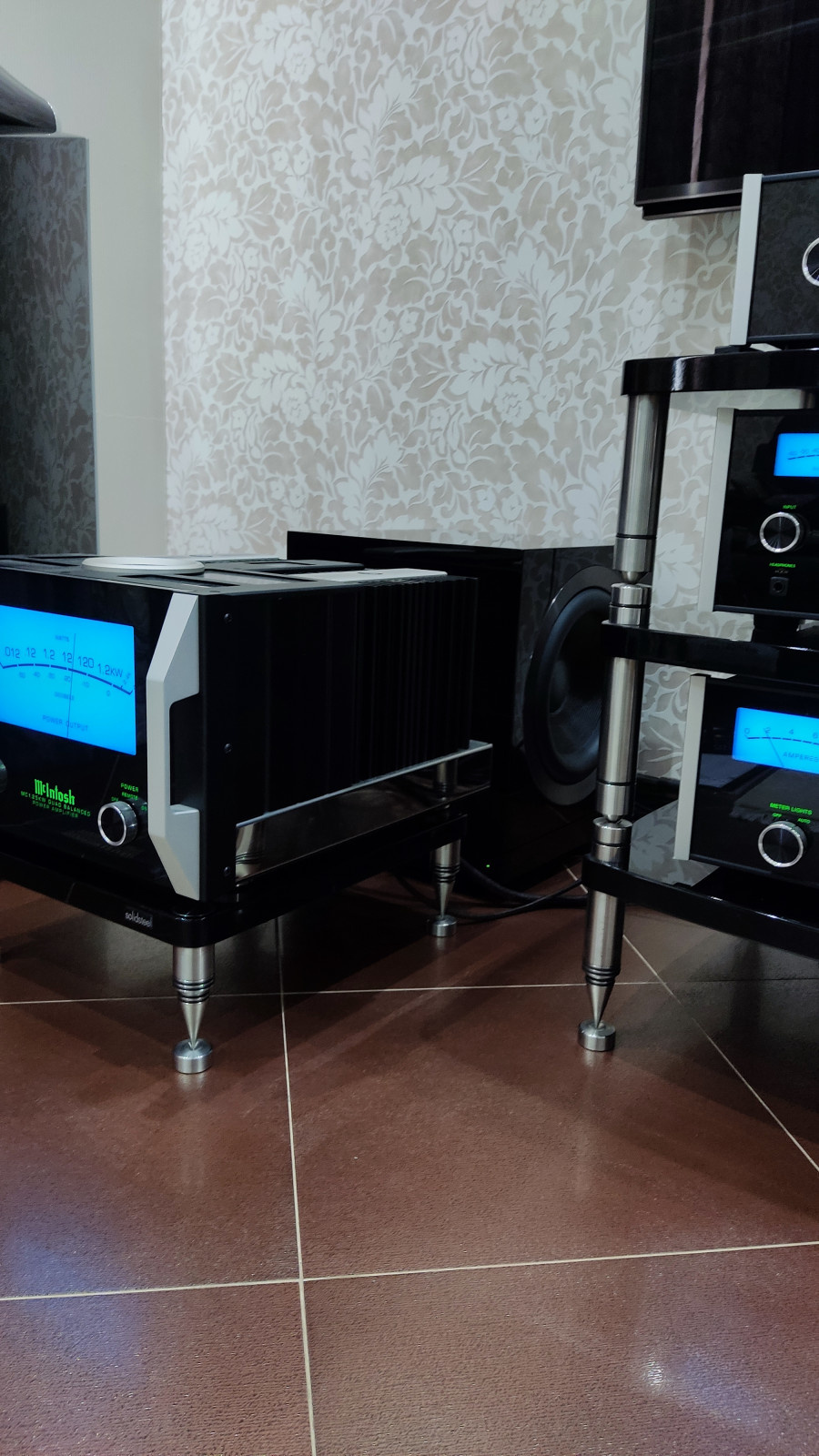 Интерьерное решение. Улучшение аудио-видео системы в готовом помещении.