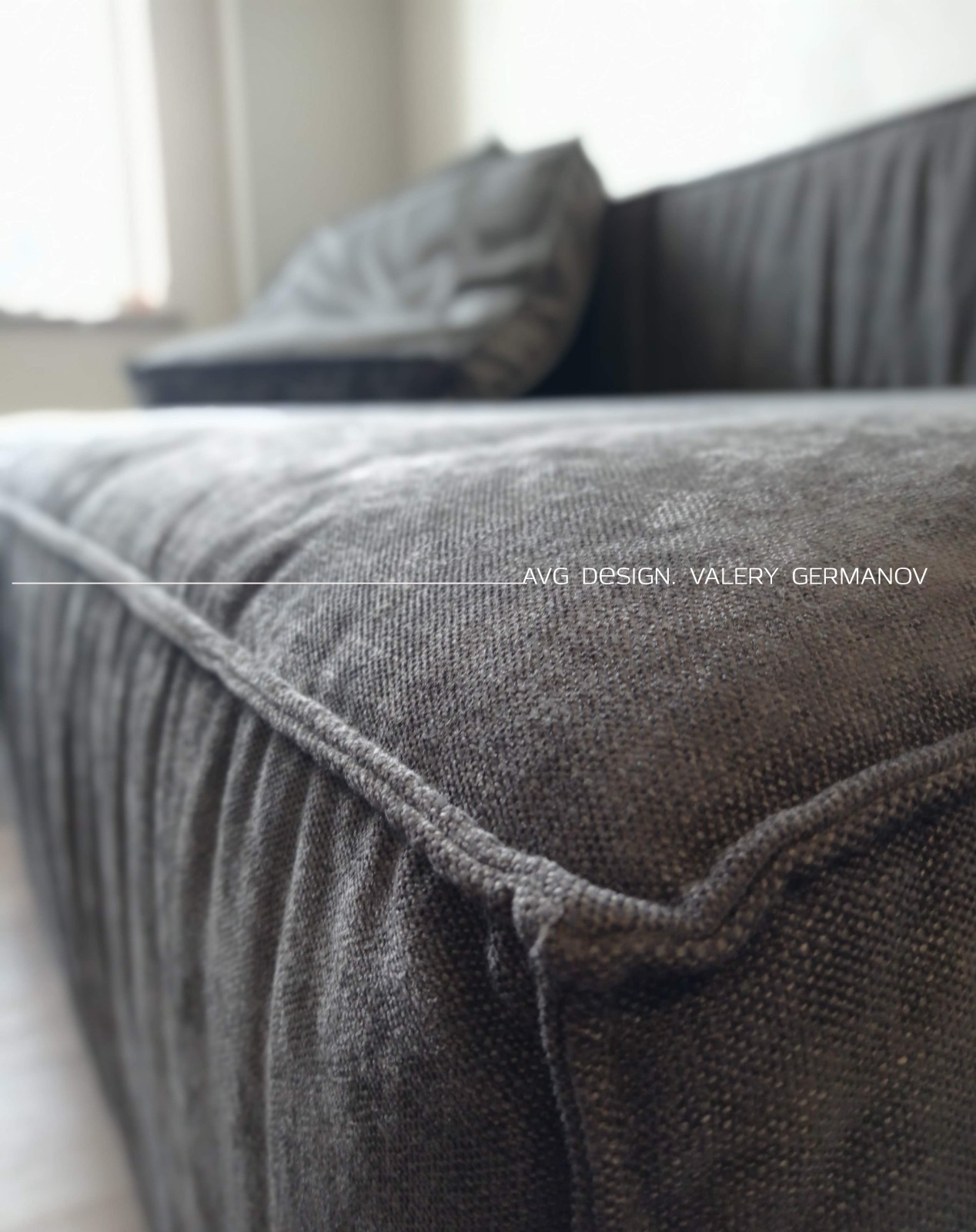 Серый двуместный диван для молодого человека