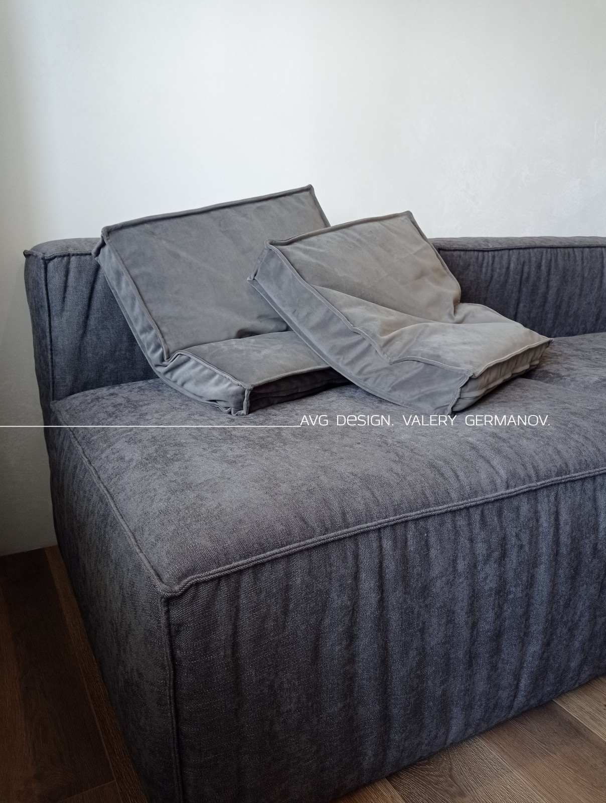 Серый двуместный диван для молодого человека