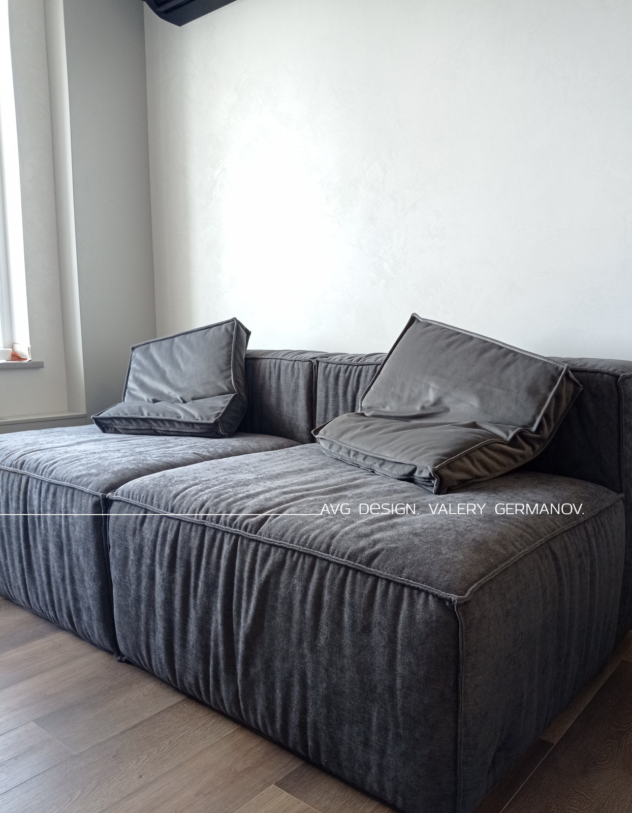 Обложка проекта: Серый двуместный диван для молодого человека