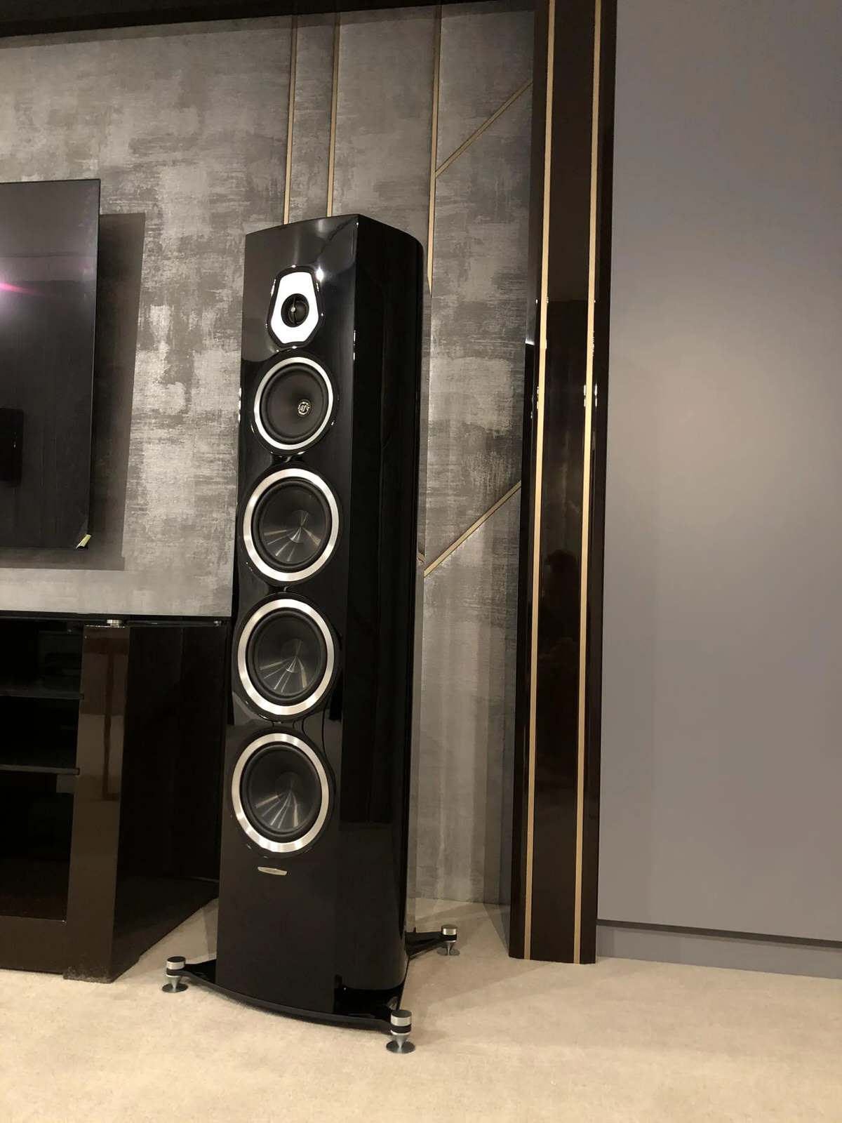 Домашний кинотеатр с Dolby Atmos 5.2.2