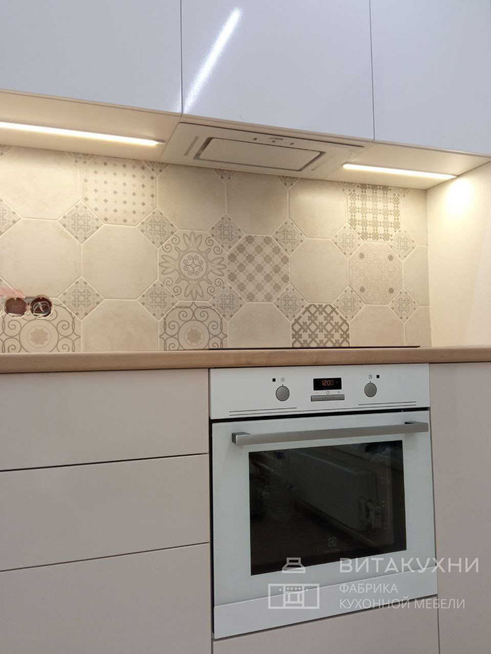 Современная свелая кухня