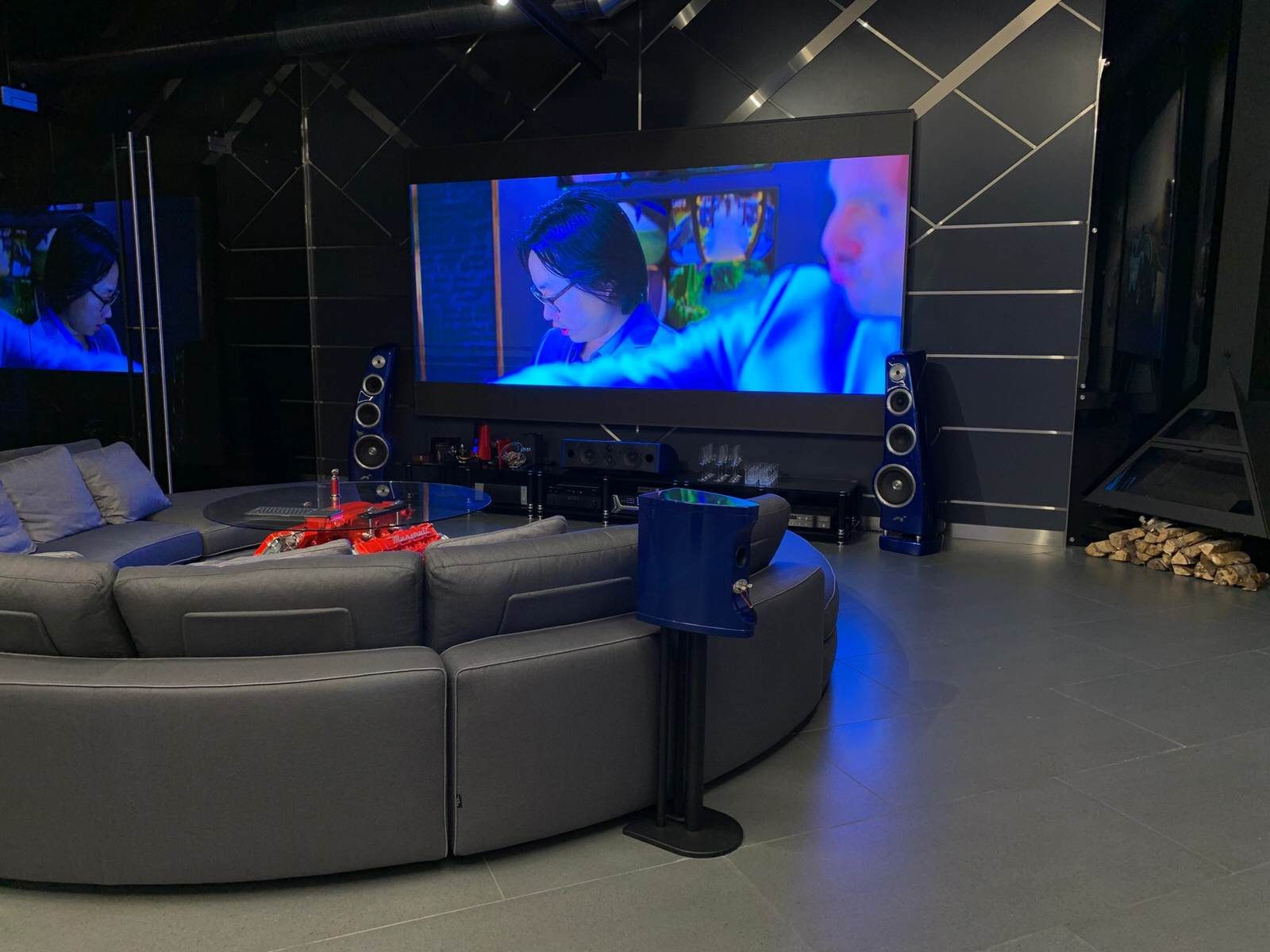 Entertainment Area with Dolby Surround 5.1 (upgraded to 7.1)