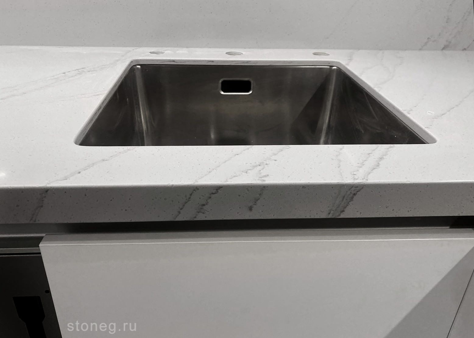 Серая мраморная столешница со стеновыми из камня Grandex