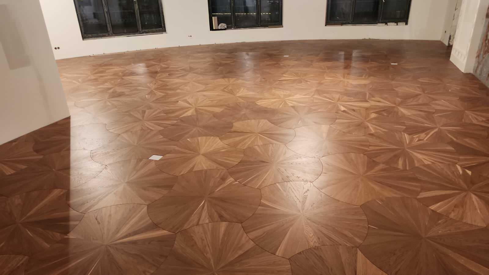 Криволинейный инженерный паркет, частный дом