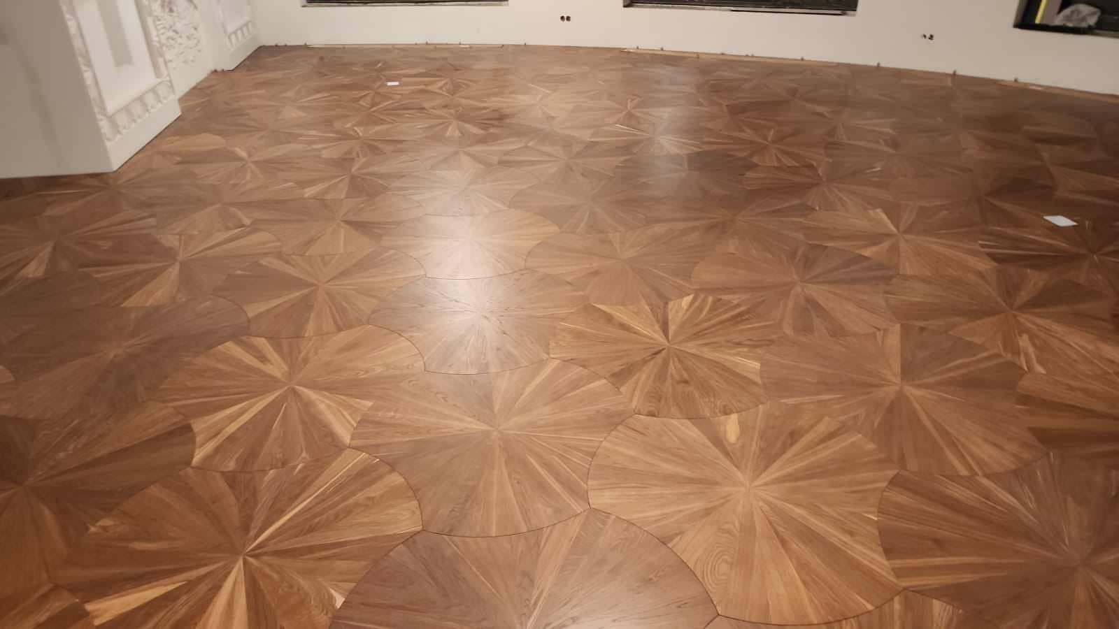 Криволинейный инженерный паркет, частный дом