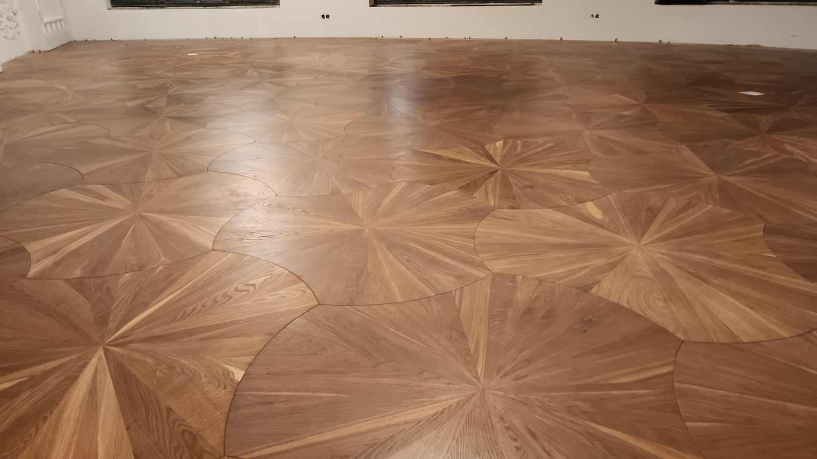 Криволинейный инженерный паркет, частный дом