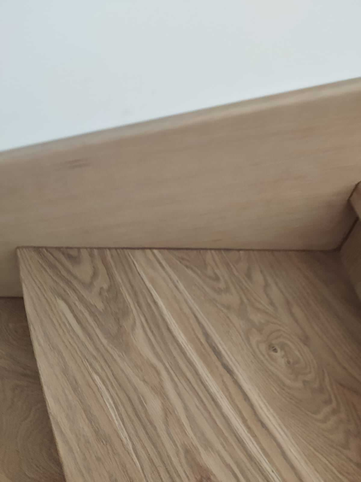 Лестница с забежными ступенями, материал - дуб, покрытие - лак.