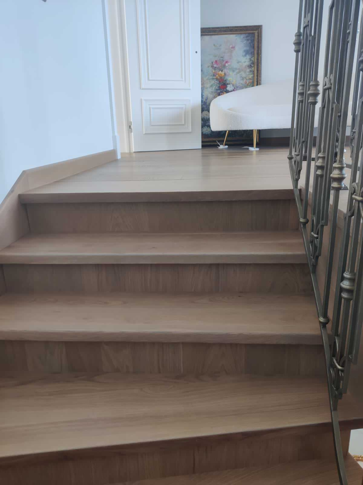 Лестница с забежными ступенями, материал - дуб, покрытие - лак.