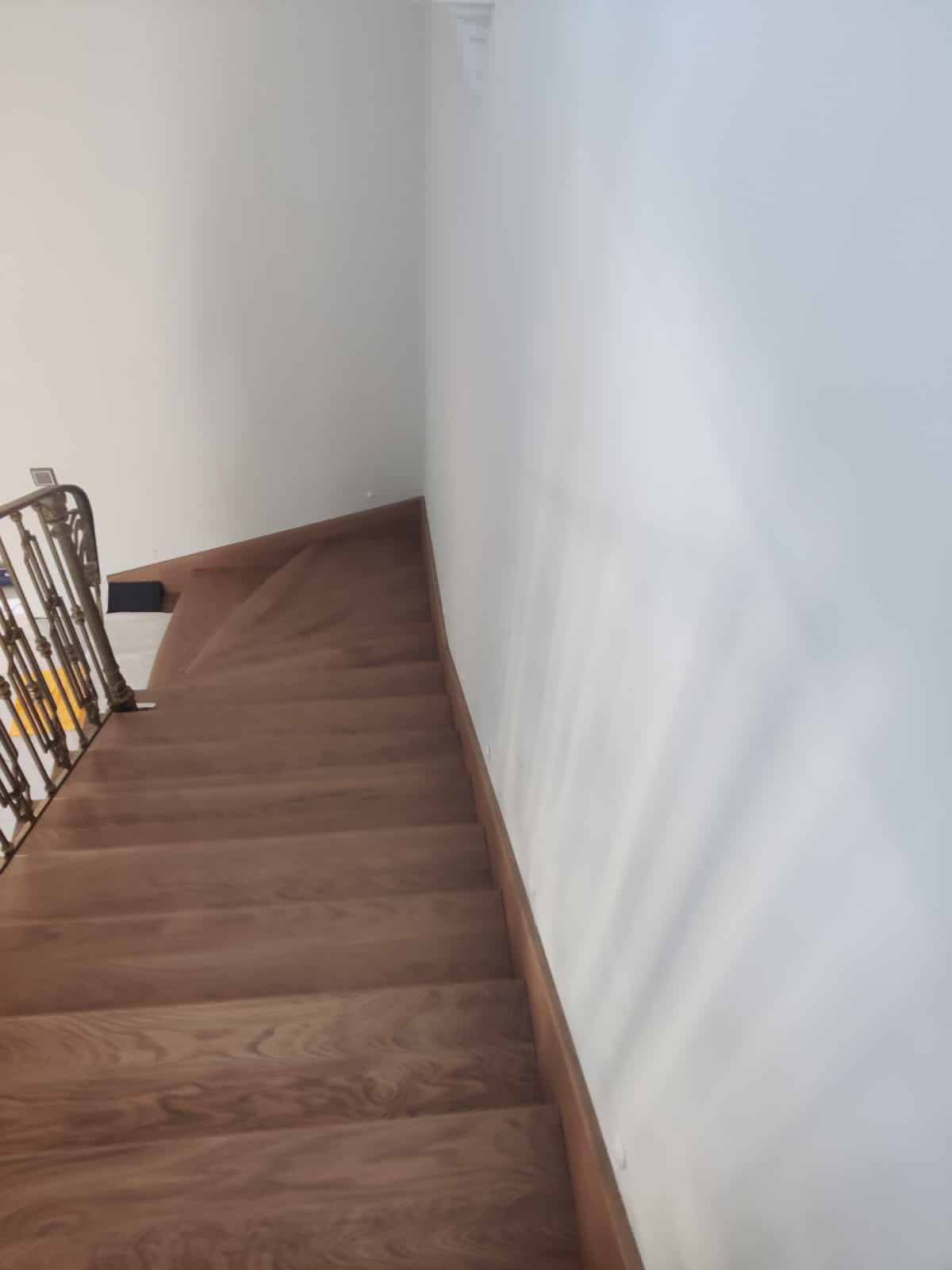 Лестница с забежными ступенями, материал - дуб, покрытие - лак.