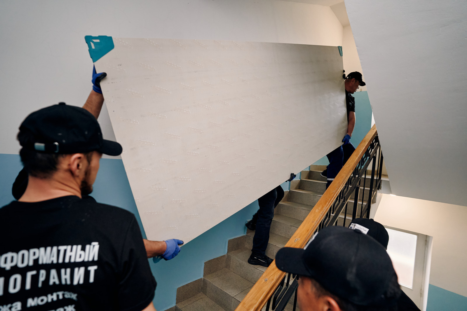 Подъем крупноформатного керамогранита
