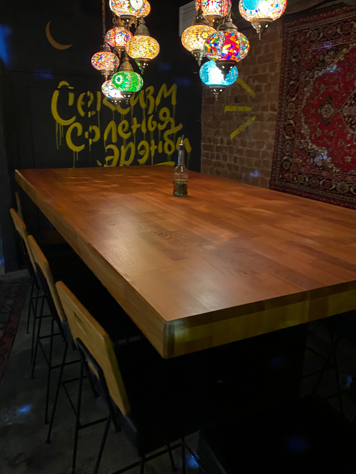 Оформление мебели (столы, барная стойка) в "У Ларисы"