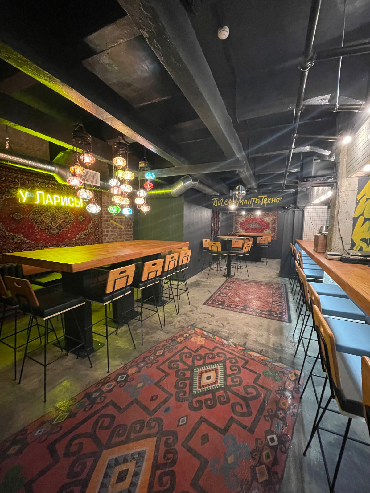 Оформление мебели (столы, барная стойка) в "У Ларисы"