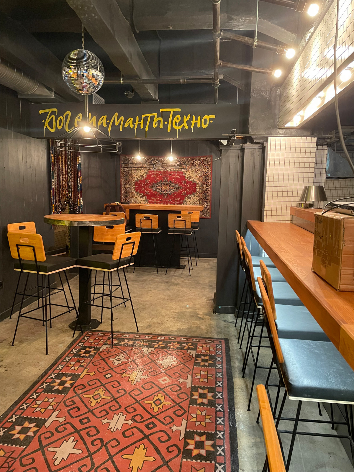 Оформление мебели (столы, барная стойка) в "У Ларисы"