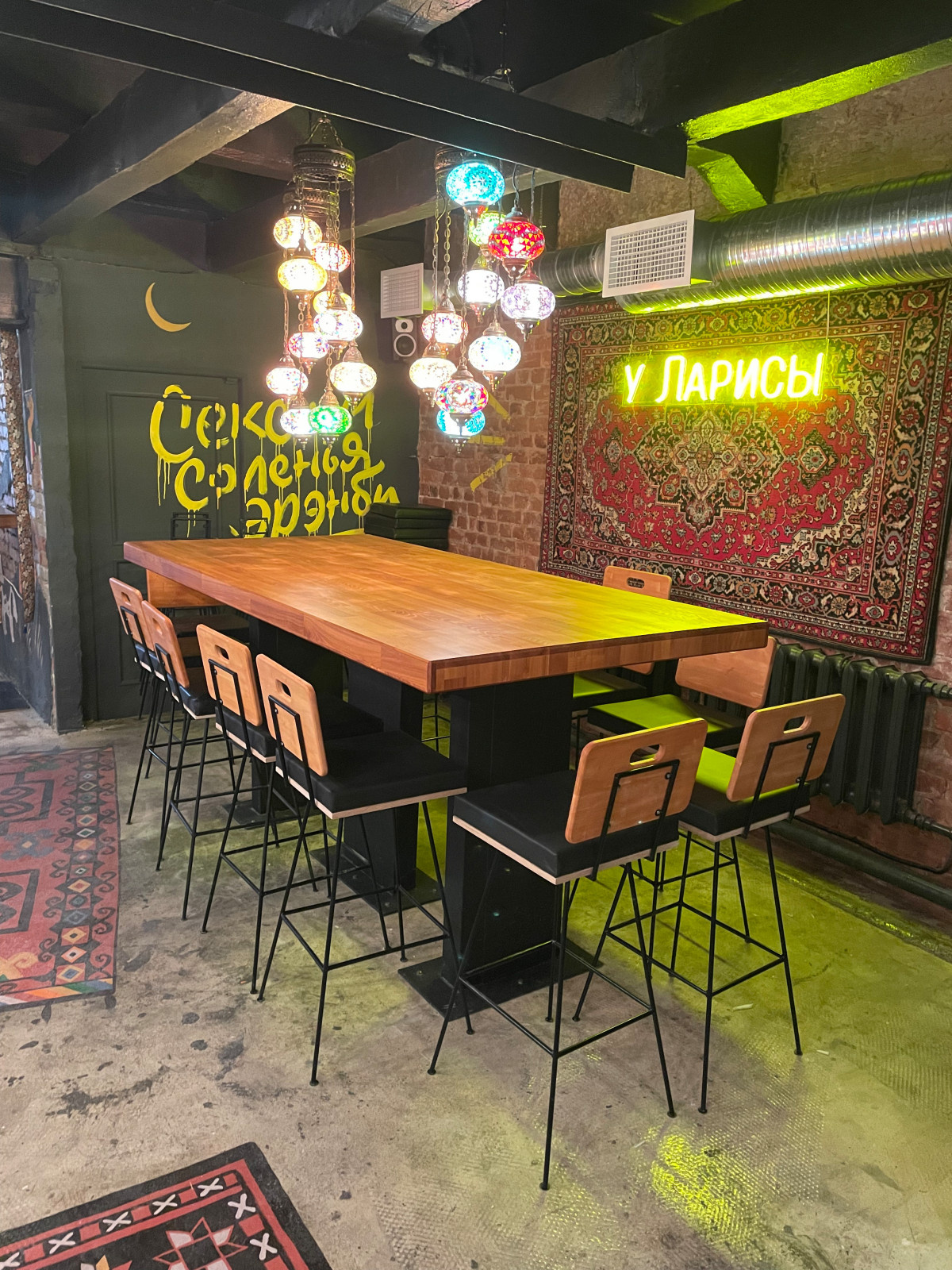 Оформление мебели (столы, барная стойка) в "У Ларисы"
