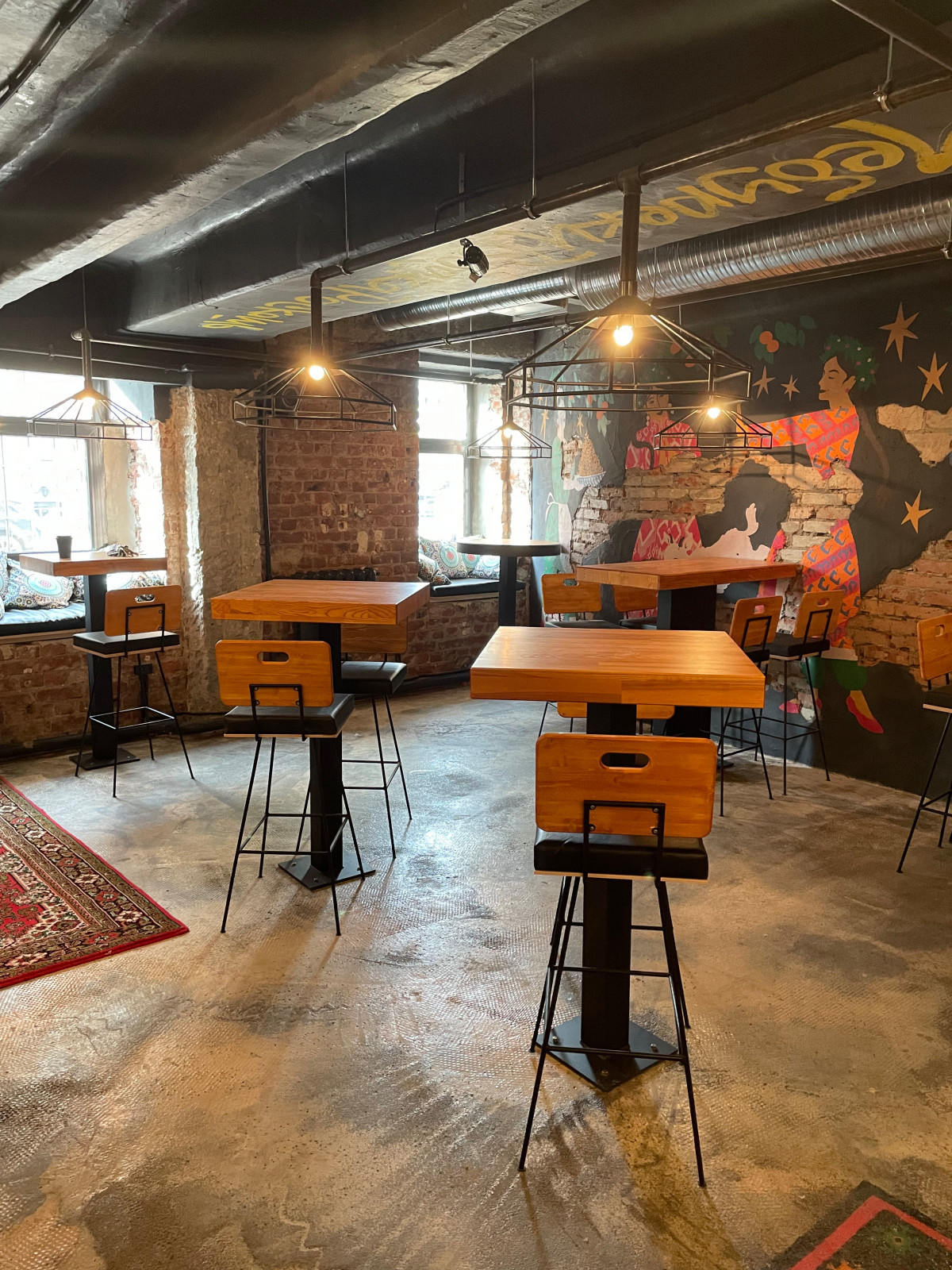 Оформление мебели (столы, барная стойка) в "У Ларисы"