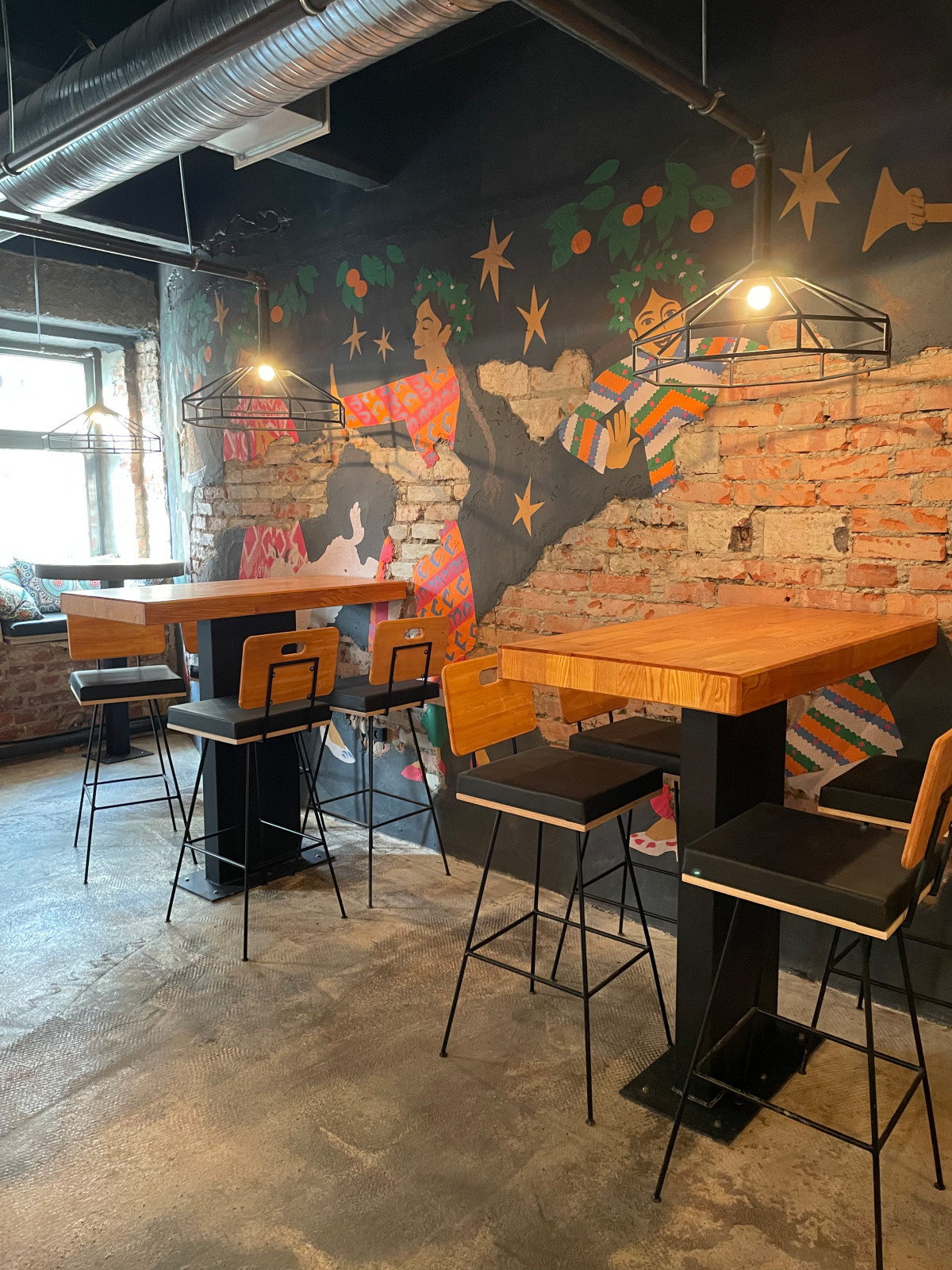 Оформление мебели (столы, барная стойка) в "У Ларисы"