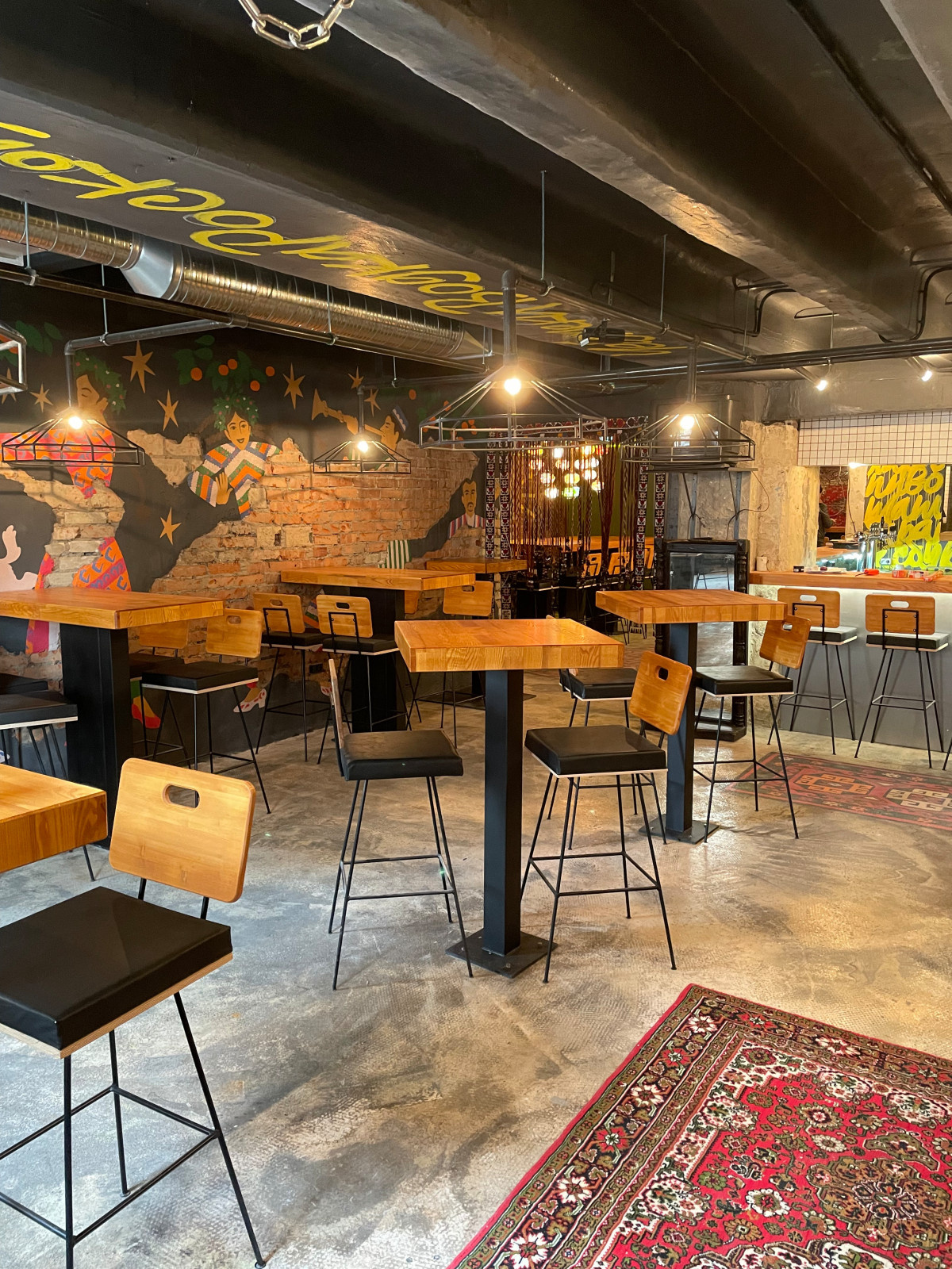 Оформление мебели (столы, барная стойка) в "У Ларисы"