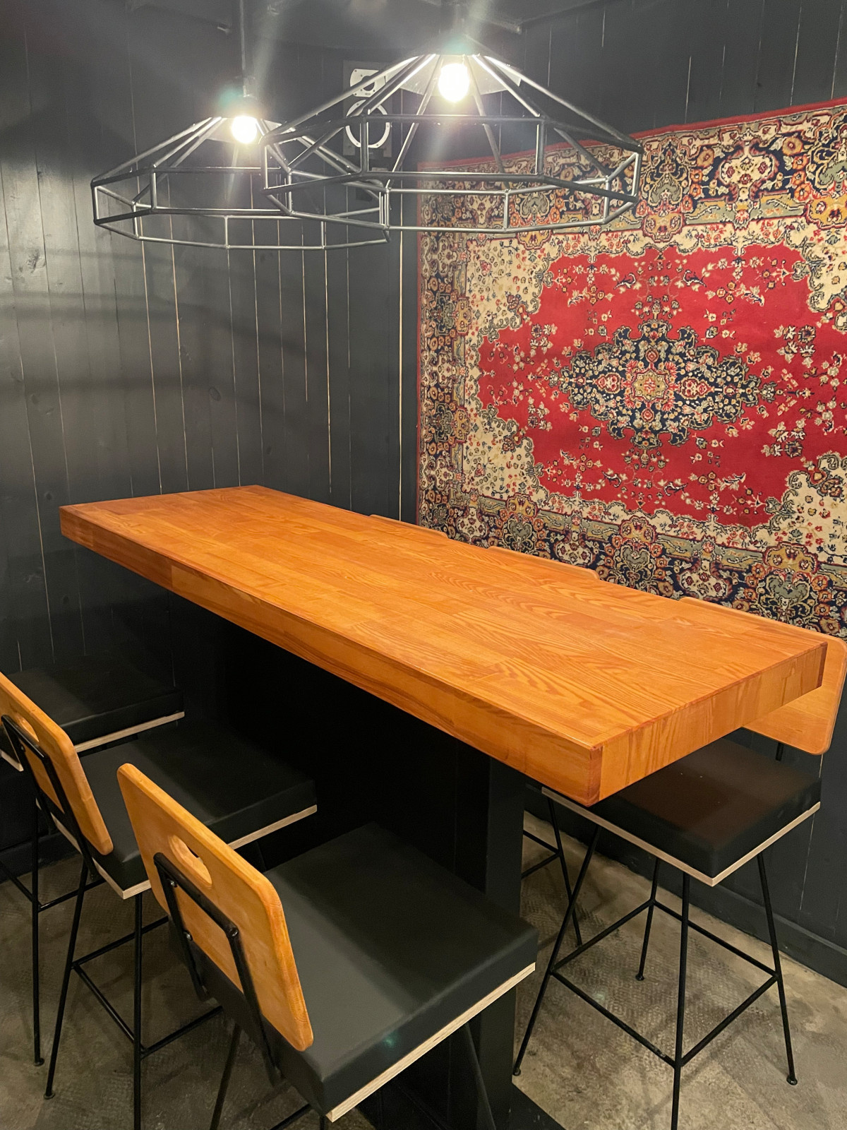 Оформление мебели (столы, барная стойка) в "У Ларисы"