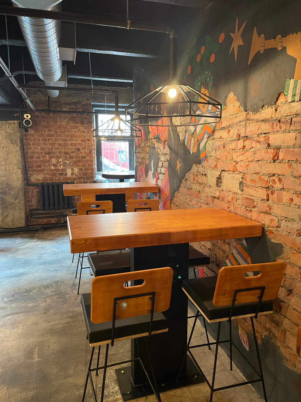 Оформление мебели (столы, барная стойка) в "У Ларисы"