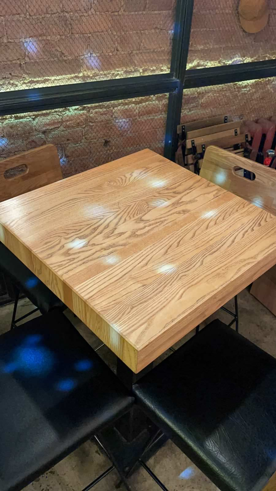 Оформление мебели (столы, барная стойка) в "У Ларисы"