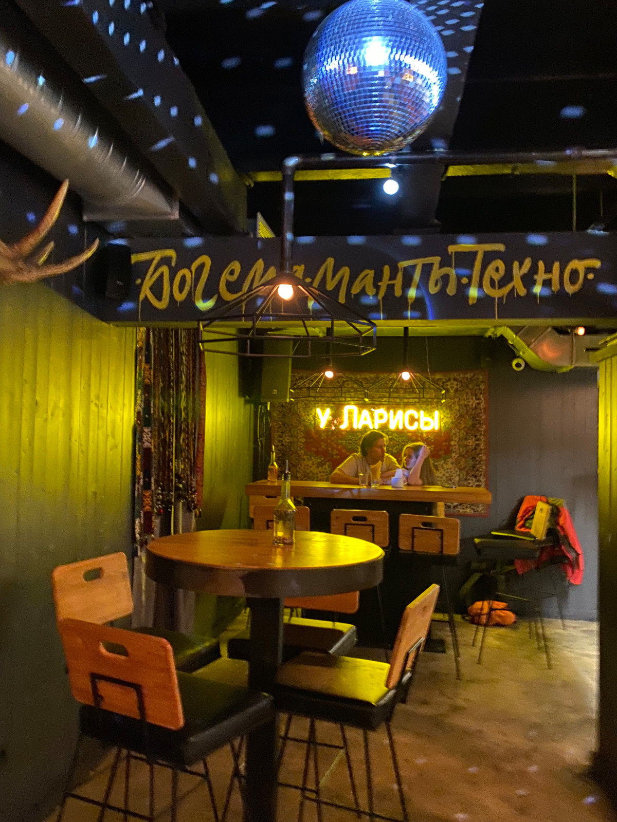 Оформление мебели (столы, барная стойка) в "У Ларисы"