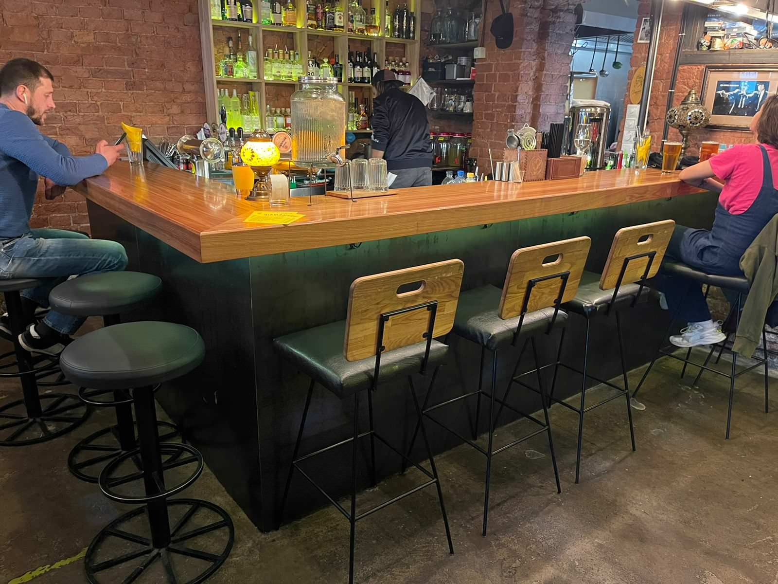 Оформление мебели (столы, барная стойка) в "У Ларисы"