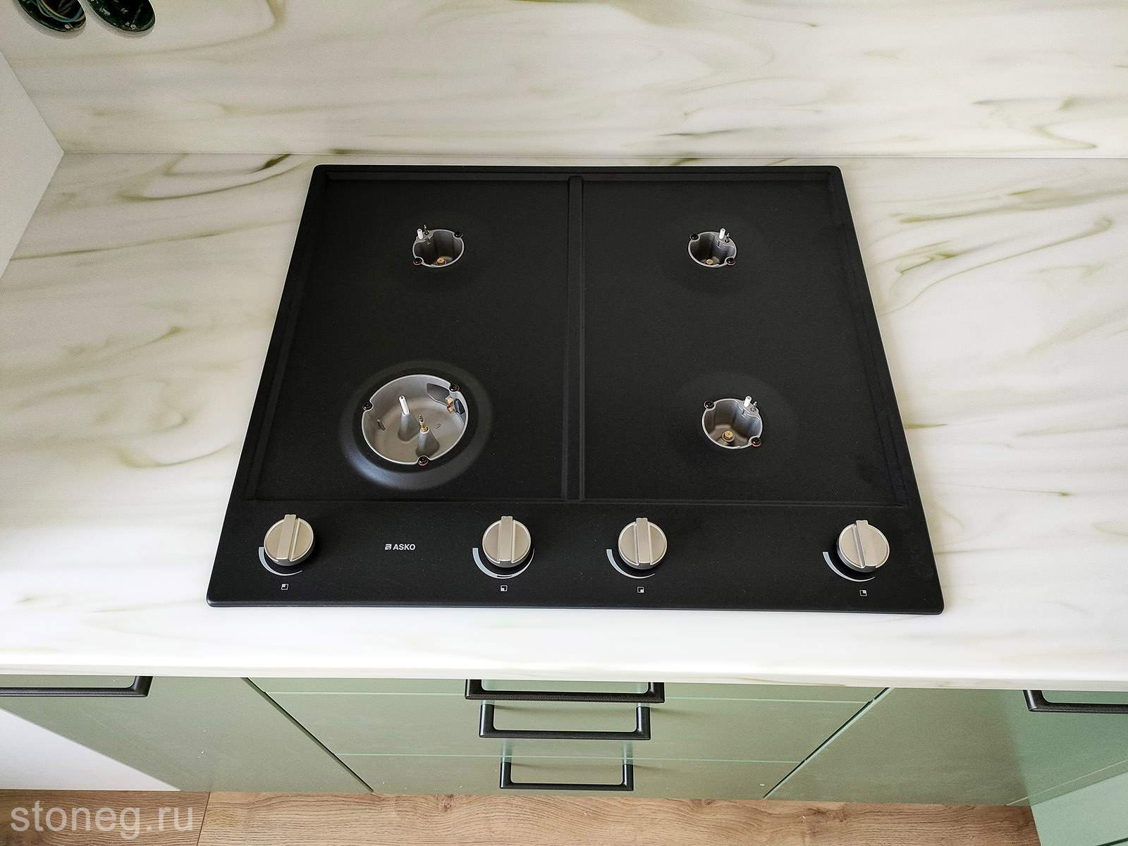 Corian Onyx: столешница со стеновыми для зелёной кухни