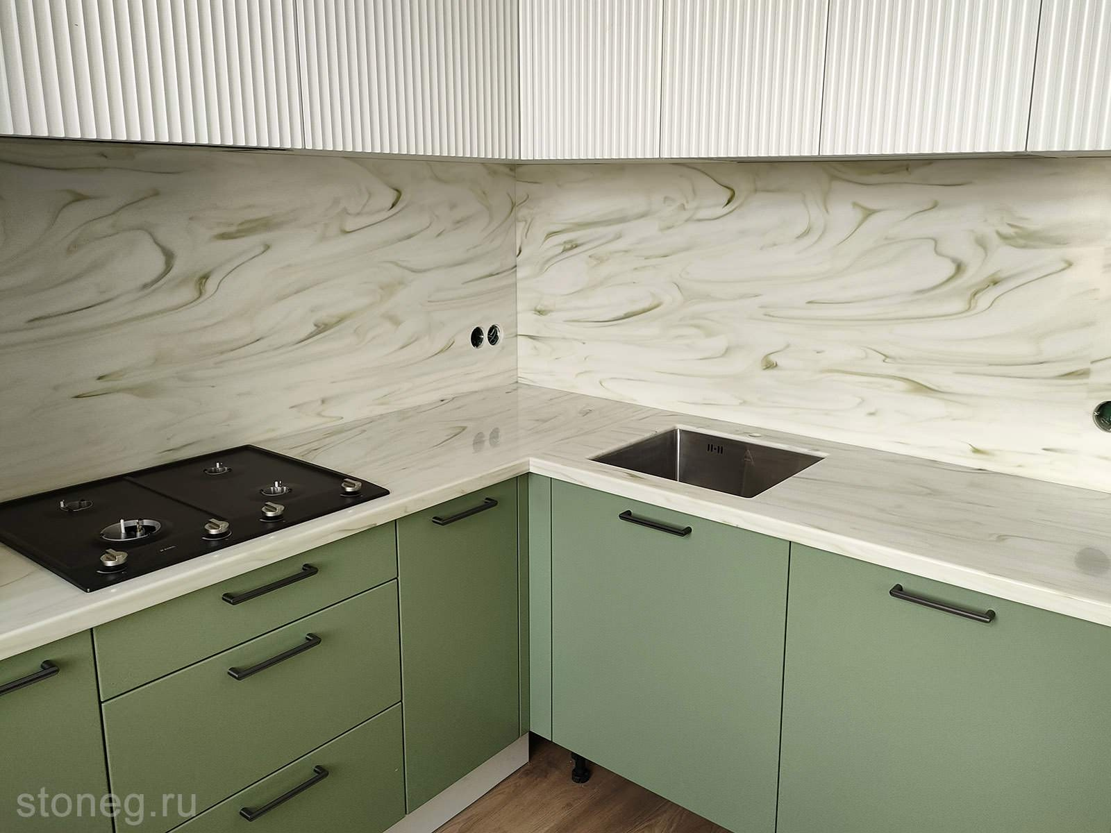 Corian Onyx: столешница со стеновыми для зелёной кухни