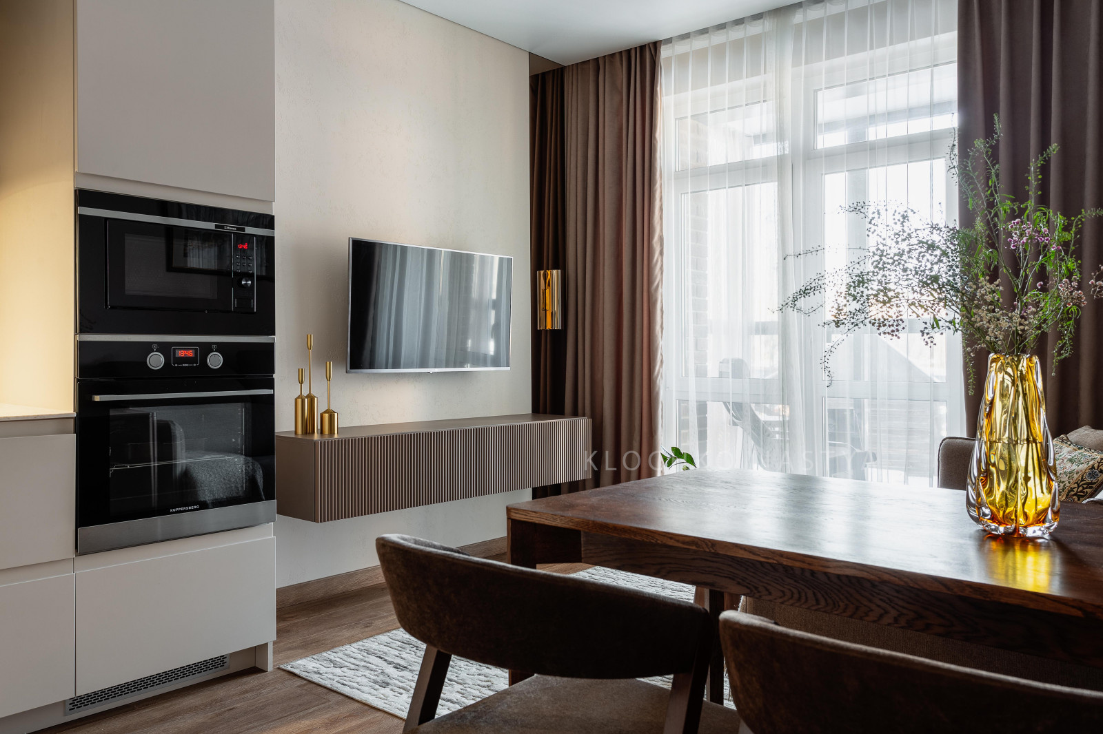 Малышка с двумя гардеробными