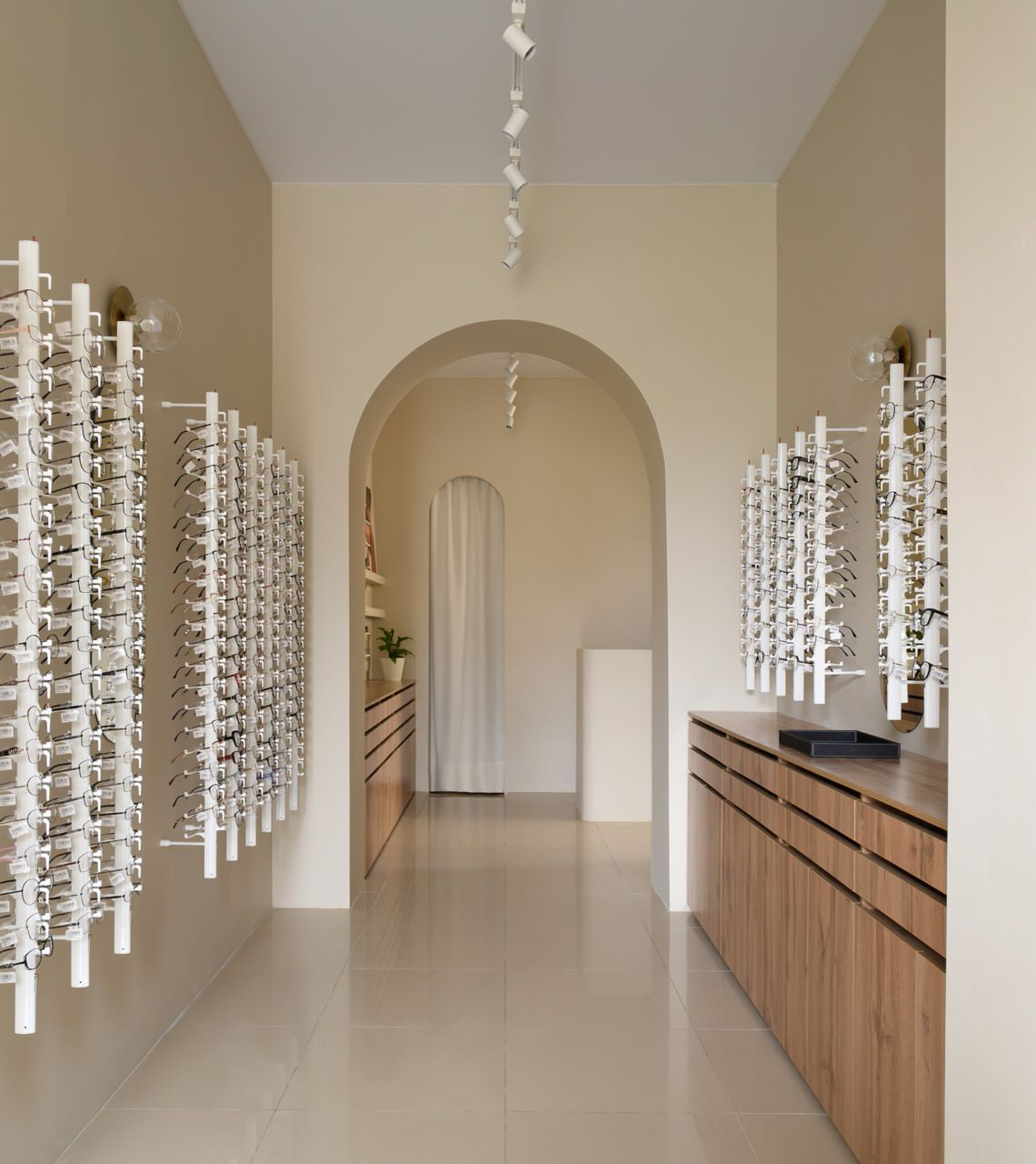 Оптика "Аюталь" / общий зал