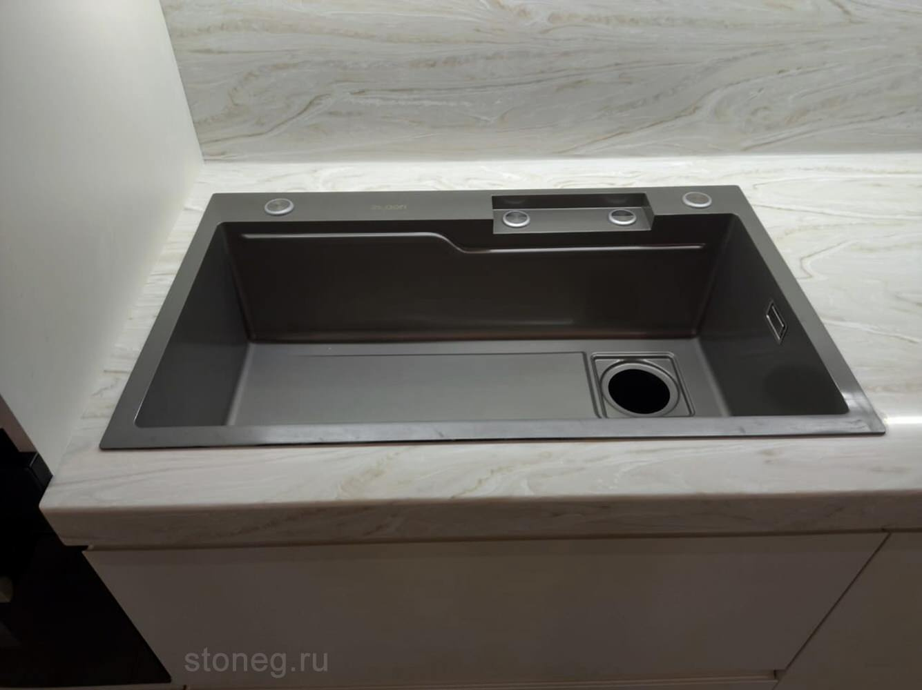 Мраморные текстуры в интерьере кухни