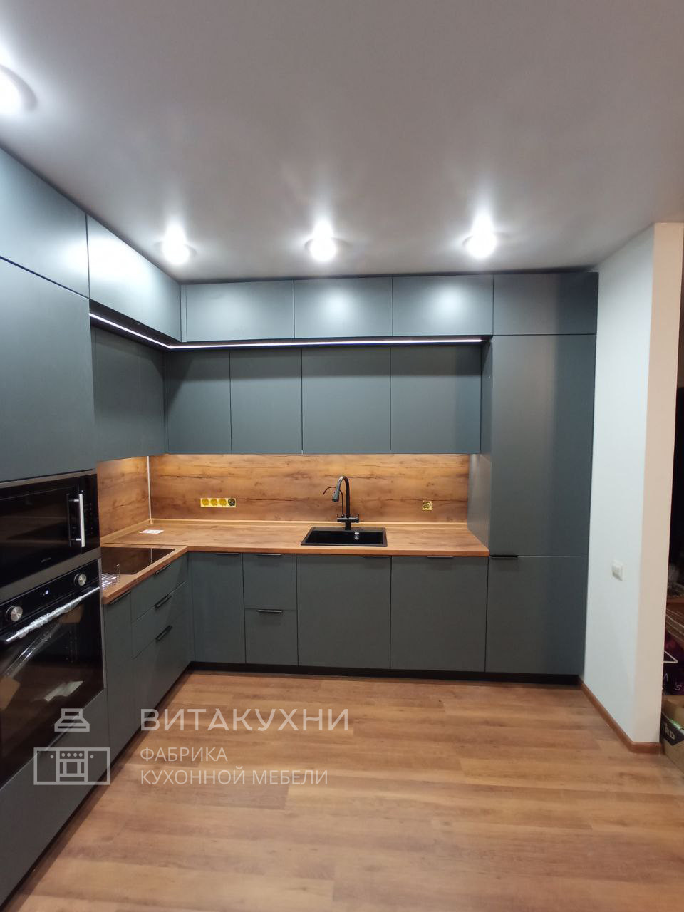 Серая современная кухня