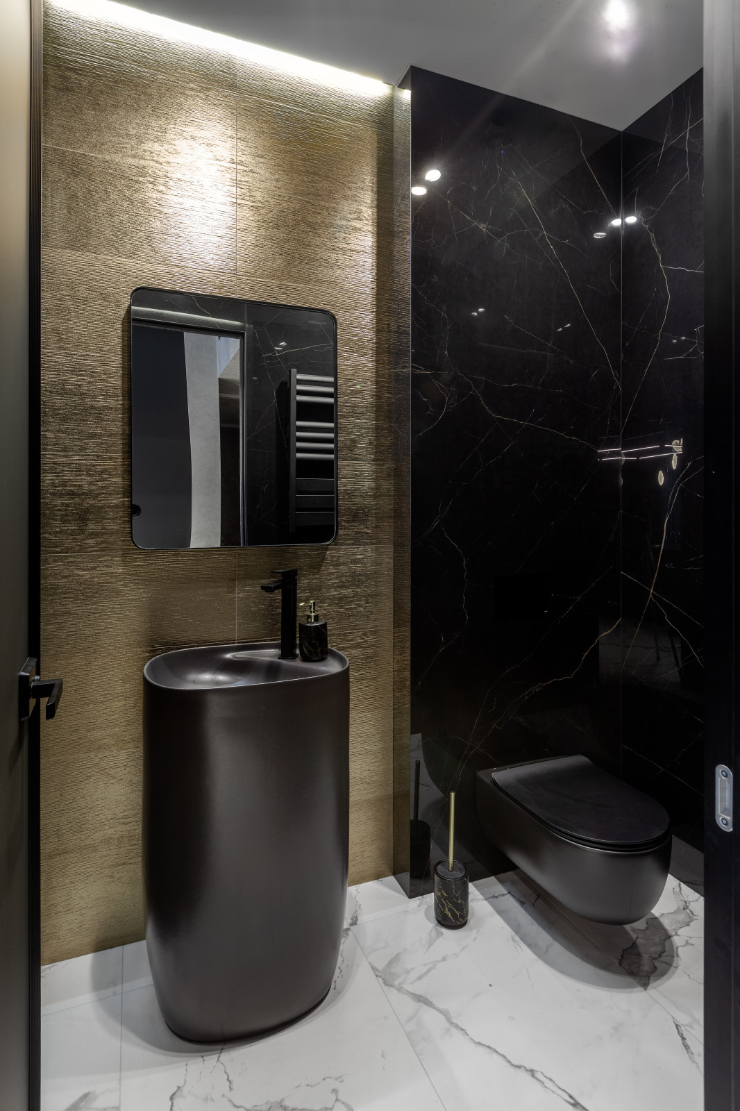 На берегу большой реки