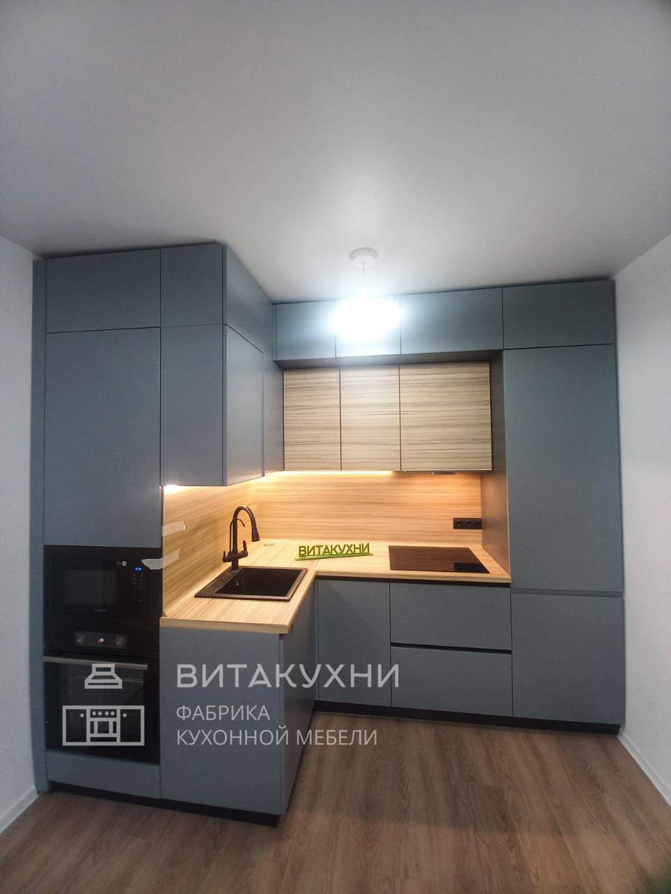 Небольшая современная кухня в серых тонах
