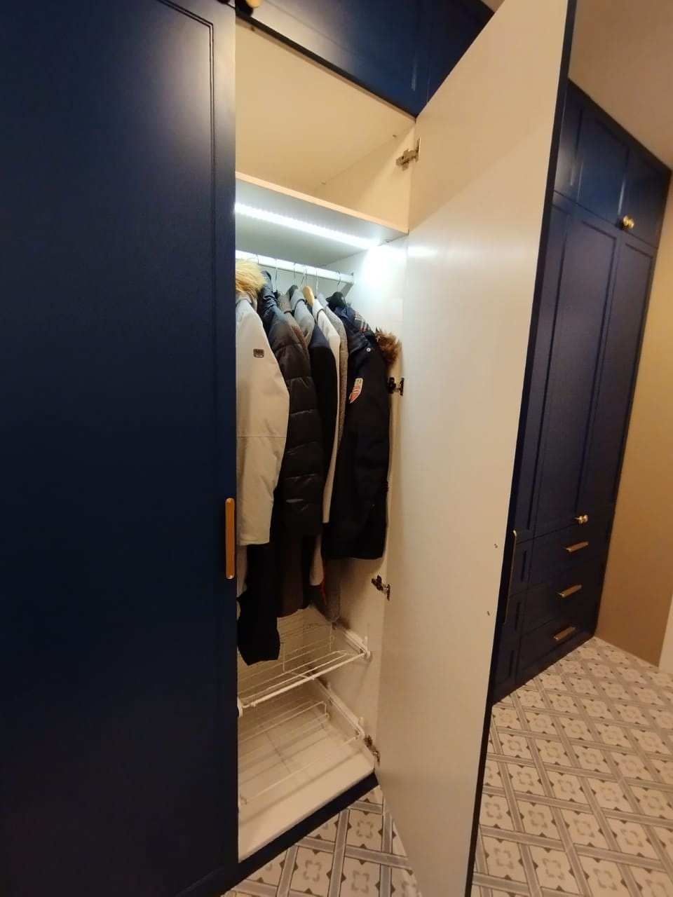 Шкаф распашной с ящиками.