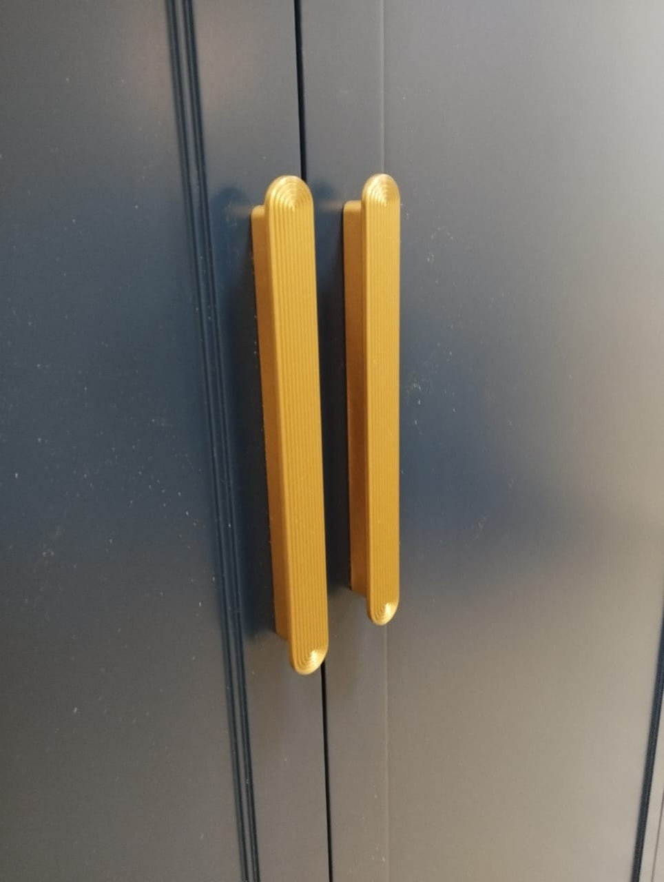 Шкаф распашной с ящиками.