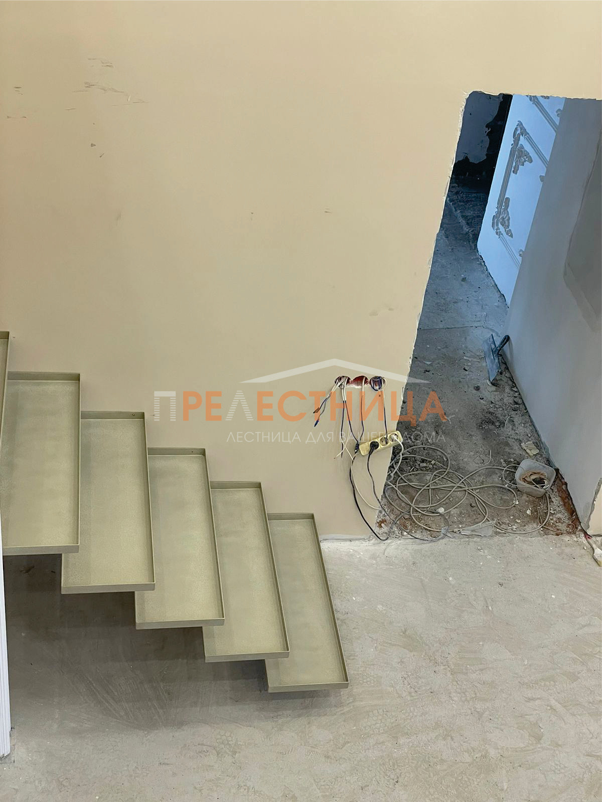 Металлический каркас лестницы в ресторан