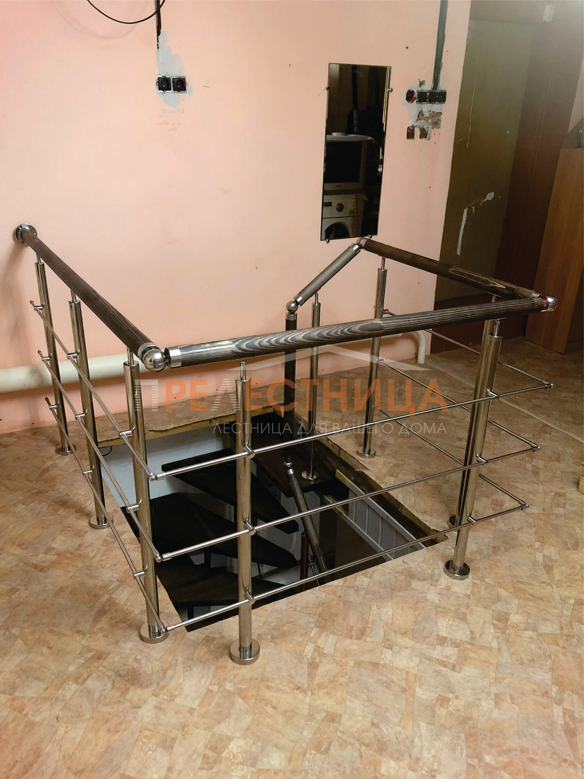 Г-образная лестница Ассоль-53 на металлокаркасе