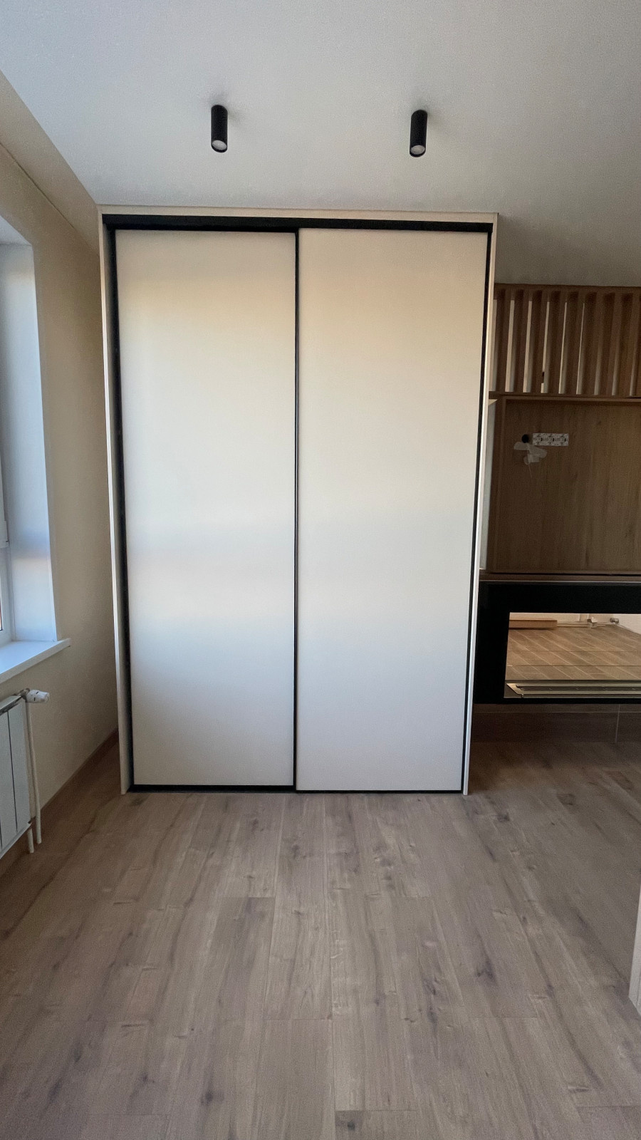 Брутальная квартира для холостяка с камином, вращающимся ТВ и девушкой