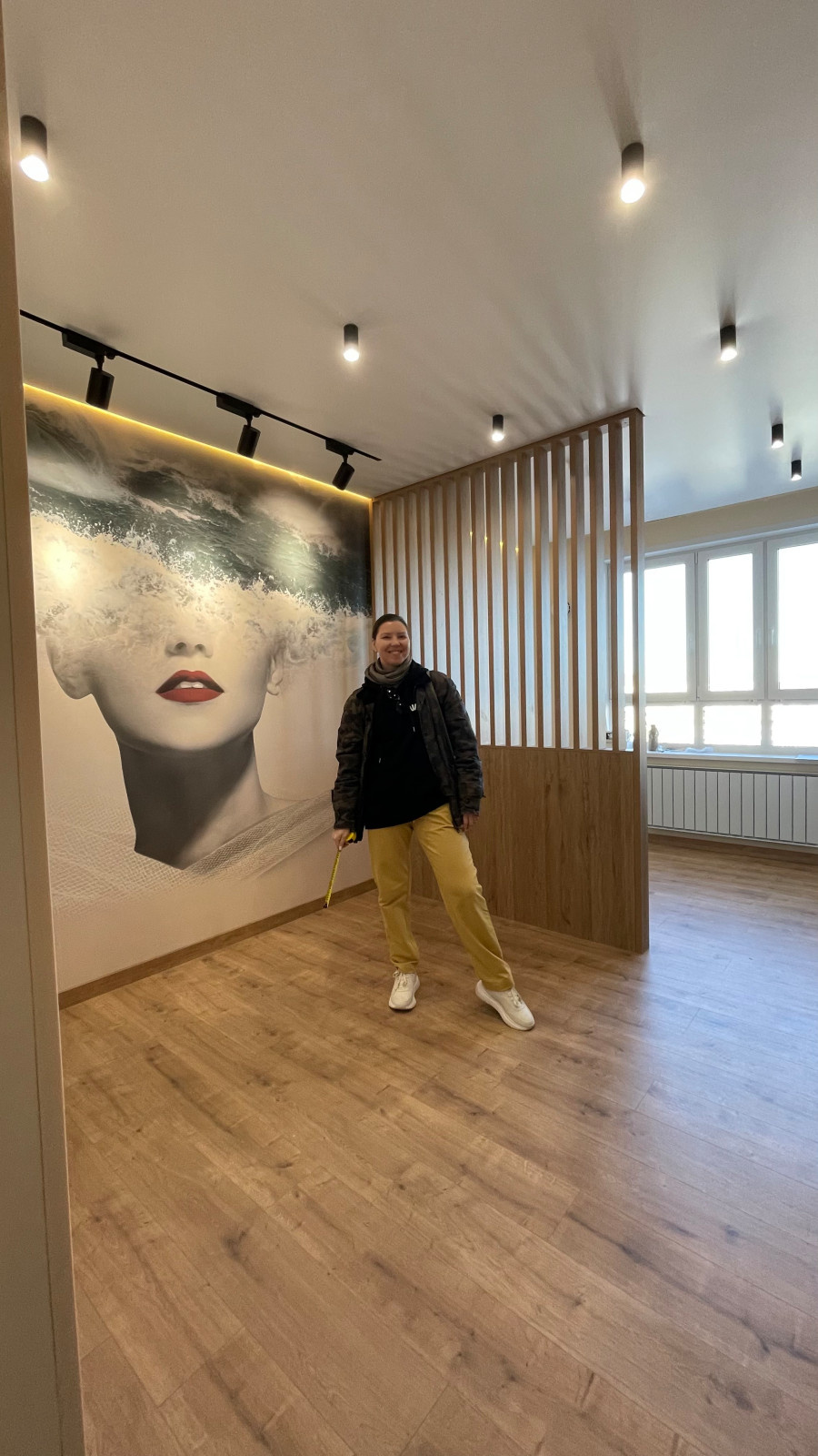 Брутальная квартира для холостяка с камином, вращающимся ТВ и девушкой