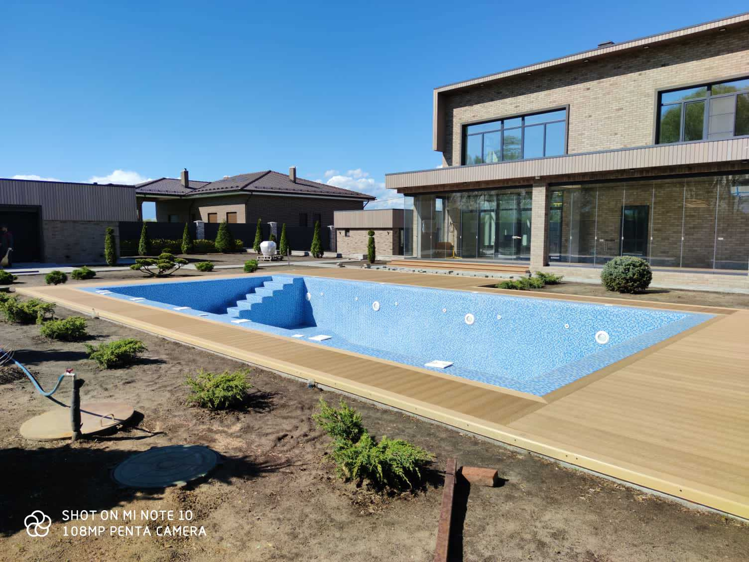 Благоустройство территории вокруг бассейна