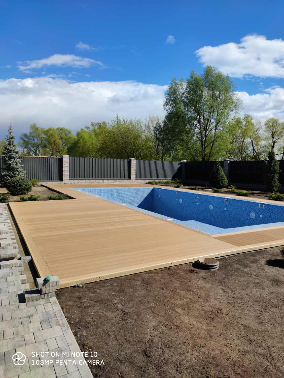 Благоустройство территории вокруг бассейна